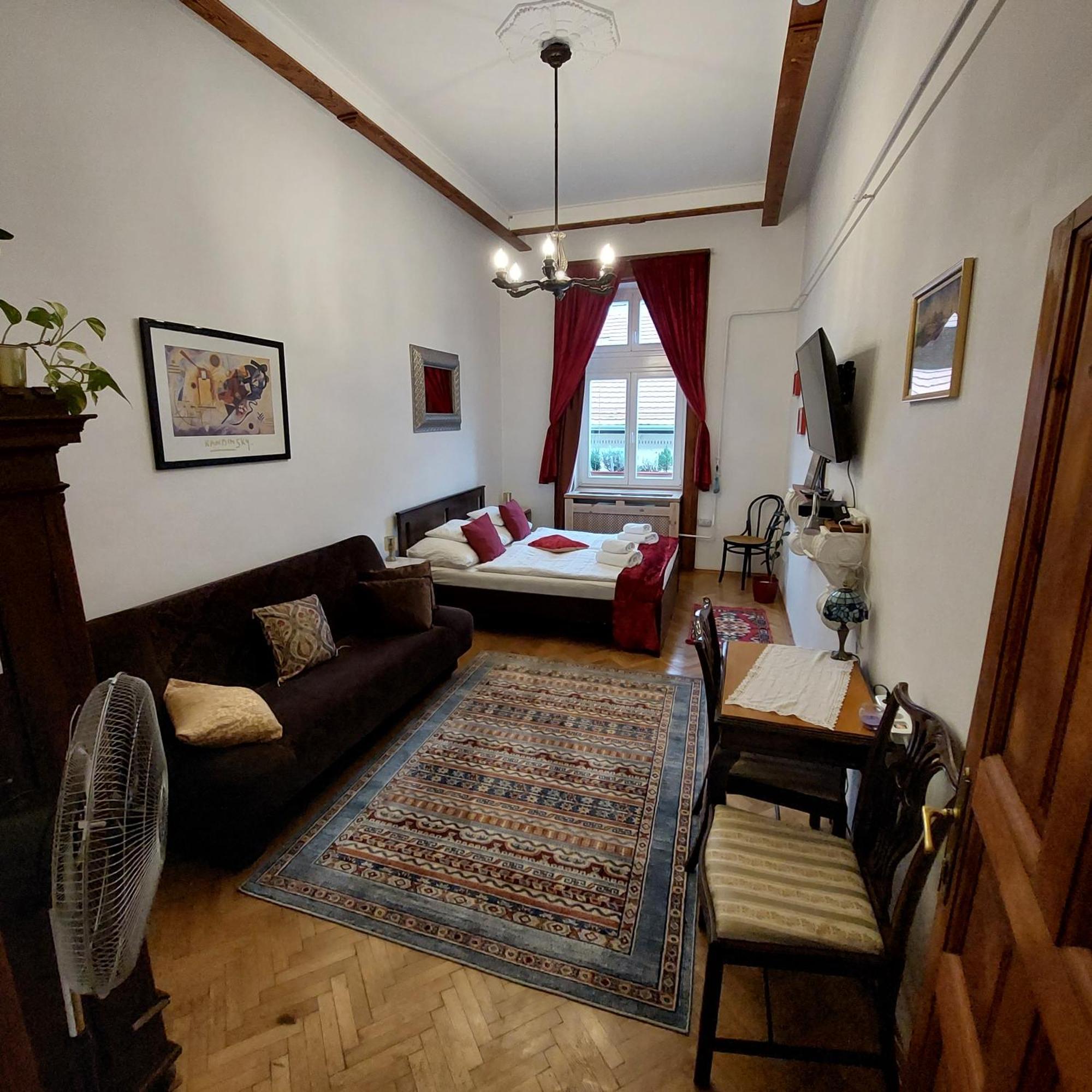 Classical Budapest Apartment In The Old Pest Exterior foto